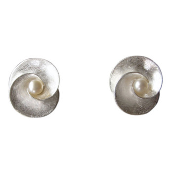 floraler Silberohrstecker, mit Perle, eismatt