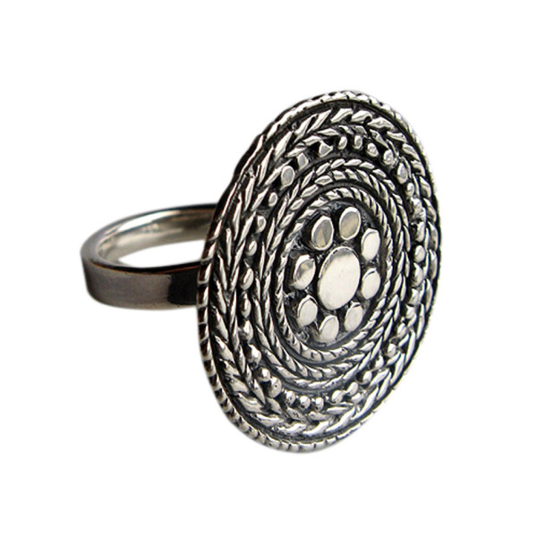 Größenverstellbarer Ring aus 925er Silber. 