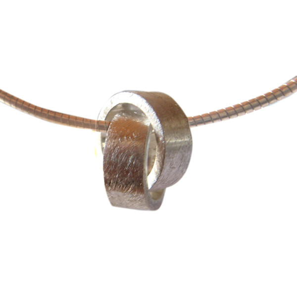 Massiver Anhänger aus zwei Ringen