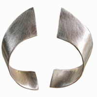 eleganter Schwung am Ohr eleganter Schwung am Ohr