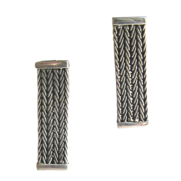 hochwertigerOhrschmuck aus einem handgewobenem Silberband-