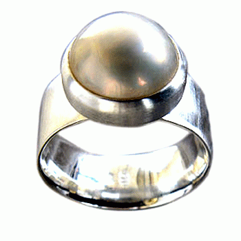 Klassischer Ring mit einer ausgesuchten MabeePerle ( Durchmesser 12mm)