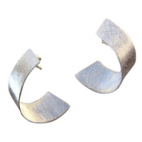 Ohrstecker, eismatt. Ein gedrehtes Band schmückt das Ohr. ca. 30 x 20 mm Sterlingsilber Ohrstecker, eismatt. Ein gedrehtes Band schmückt das Ohr. ca. 30 x 20 mm Sterlingsilber