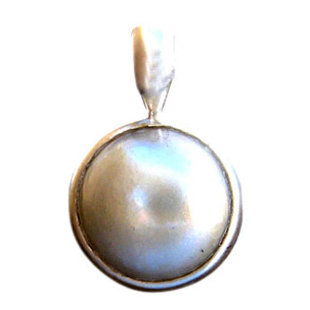 Klassischer Anhänger mit Mabee-Perle Durchmesser ca. 18 mm Silber, feinmatt