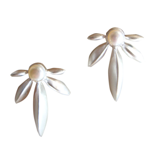Handgearbeiteter Ohrschmuck aus Silber mit Perle. 