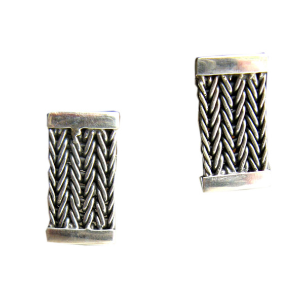 Dieser hochwertig gearbeiteteter Ohrschmuck aus einem handgewobenem Silberband- 